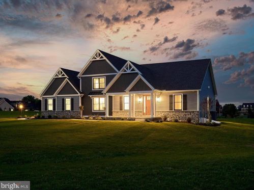 68 Dickinson School Rd, Carlisle, PA 17015-9611