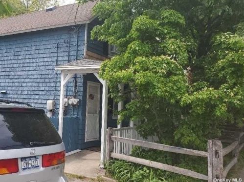 151 Sylvester St, Westbury, NY 11590-3907