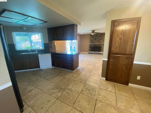 961 Walnut Dr, Oakley, CA 94561-2135