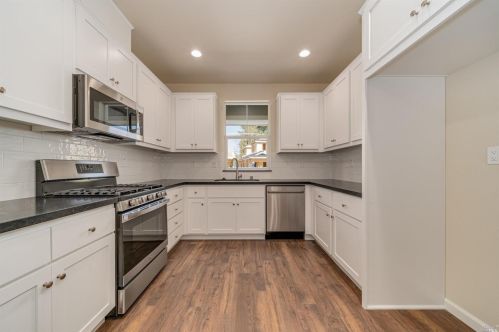 1411 Heather Dr, Santa Rosa, CA 95401-6004