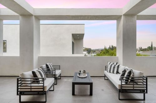 18067 Calvert St, Van Nuys CA 91316-1216 exterior