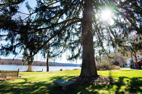 2 Landing Rd, Higganum, CT 06441-4138