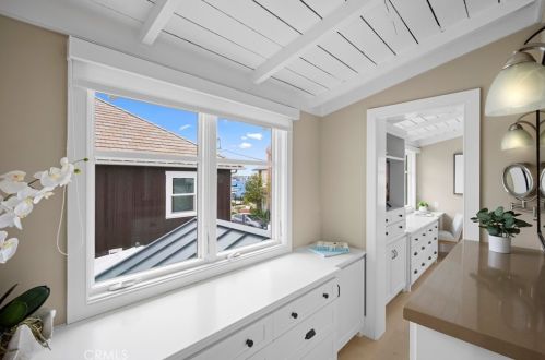 104 Onyx Ave, Newport Beach CA  92662-1208 exterior