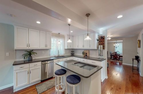 10 Spring Hill Rd, Southington CT  06489-1522 exterior