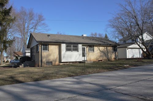 7201 Eden Pl, Milwaukee, WI 53220-1105