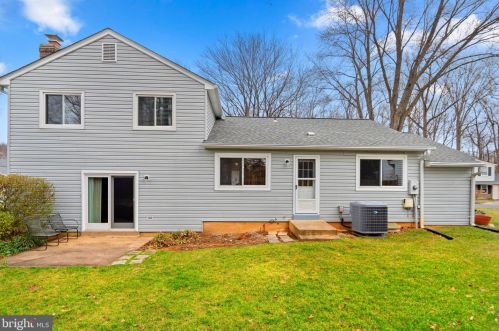 6010 Rdg Frd Dr, Springfield VA 22015-3651 exterior