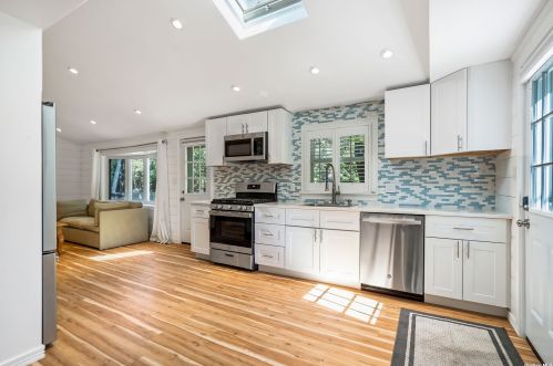6 Longview Dr, East Quogue NY  11942-3622 exterior