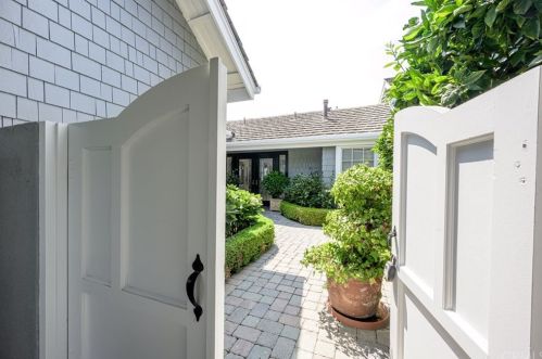 39 Southampton Ct, Newport Beach, CA 92660-4207