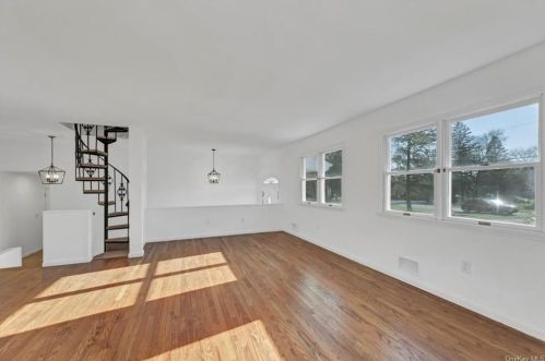 2856 Brookfield Dr, Yorktown Hgts NY  10598-2402 exterior