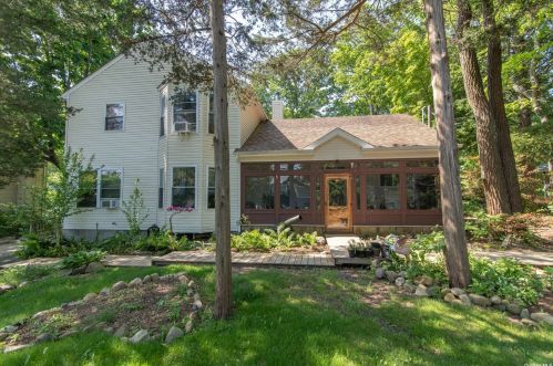 50 Douglaston Rd, Scotts Beach, NY 11789-1613