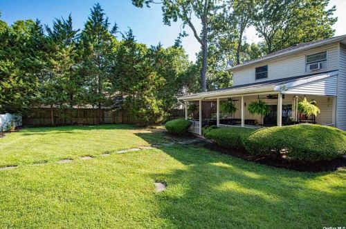 30 Vine Ln, Elwood NY  11731-3210 exterior