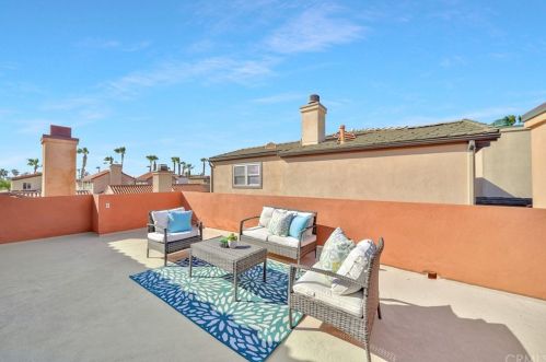 214 Goldenwest St, Huntington Beach CA 92648-2638 exterior