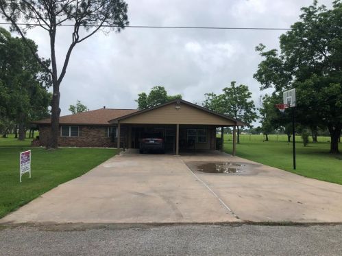 113 Beechnut St, Angleton, TX 77515-9210