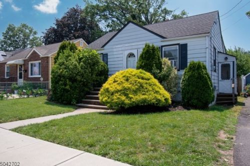 133 Dennis St, Roselle, NJ 07203-2547