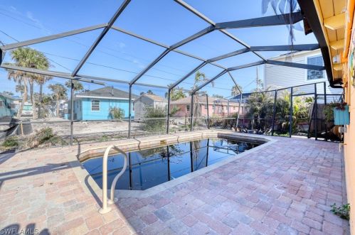 145 Washington Ave, Fort Myers Beach, FL 33931-3731