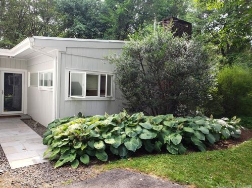15 Four Brooks Cir, Stamford, CT 06903-4631