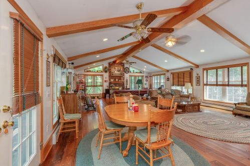 4 Rockwood Ln, Londonderry NH  03053-6104 exterior