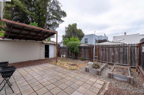 1451 Havenscourt Blvd, Oakland CA  94621-3627 exterior