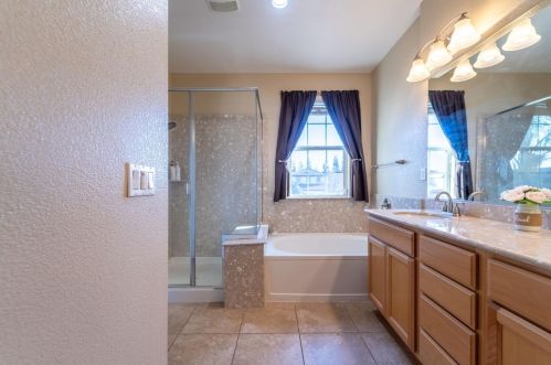 813 Golden Pond Dr, Manteca CA  95336-8284 exterior