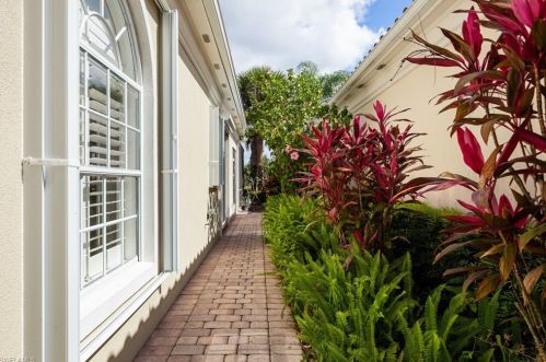 5433 Freeport Ln, Naples, FL 34119-9517