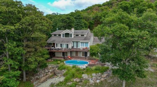 18 Parks Wood Dr, Cornwall, NY 12518-1108