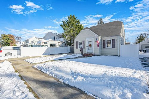 65 Ash St, North Lindenhurst, NY 11757-4814