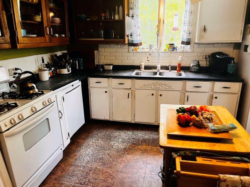 22 Snow Ave, Hinsdale NH  03451-2543 exterior