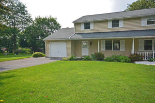 343 Edgehill Dr, Akron, PA 17501-1224