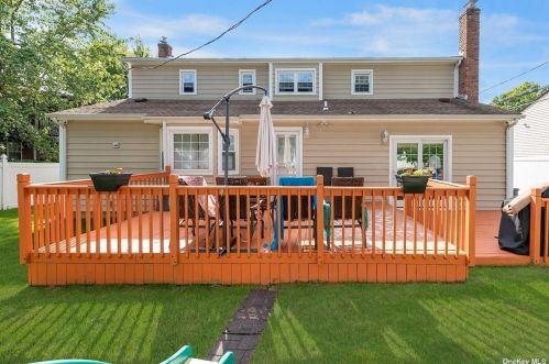 138 Gerhard Rd, Hicksville NY  11803-5513 exterior