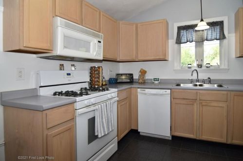 2261 Mendon Rd, Cumberland, RI 02864-3807