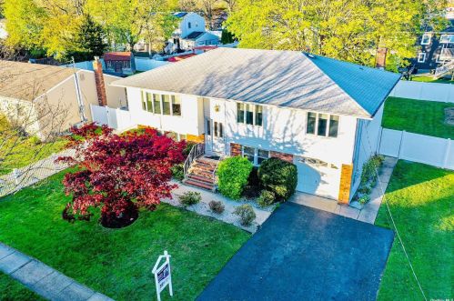 562 14th St, North Lindenhurst, NY 11757-4438