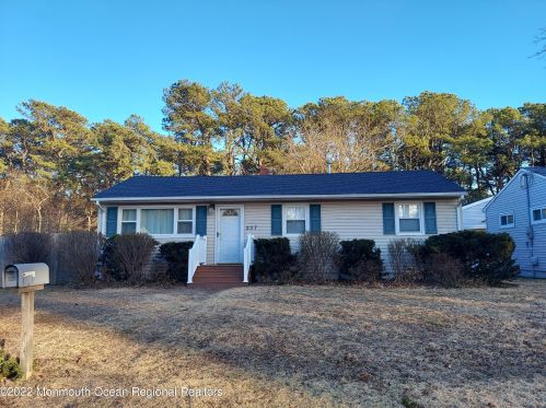237 Leswing Dr, Bricktown, NJ 08723-6807