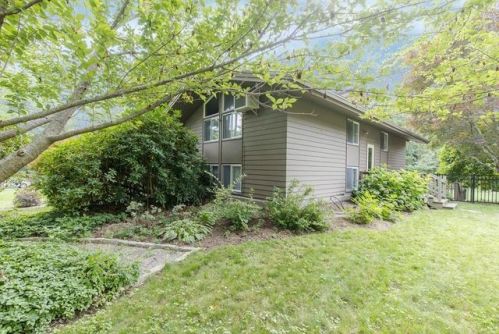 4 Holly Ln, Cohasset, MA 02025-1906