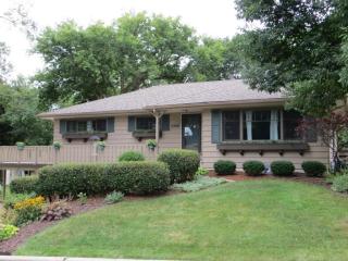 6709 Dahlia Ln, Greendale, WI 53129-2348