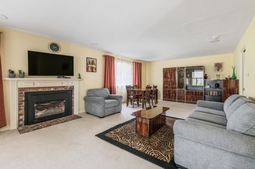 124 Hilltop Pl, New London NH  03257-5412 exterior
