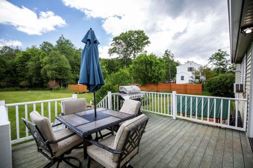 7 Olesen Rd, Derry NH 03038-4847 exterior