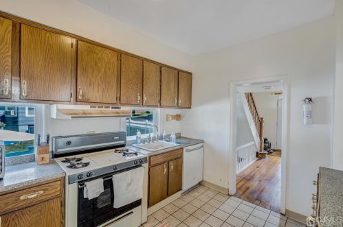 30 Freeman St, Woodbridge NJ  07095-3423 exterior