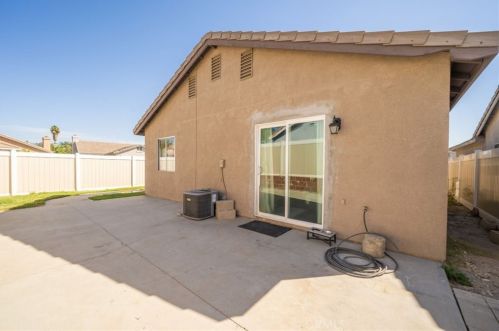 593 Award Dr, Colton CA 92324-2674 exterior