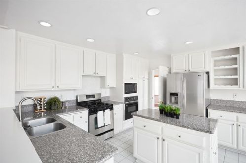 1694 Crystal Ridge Ct, Vista, CA 92081-5474