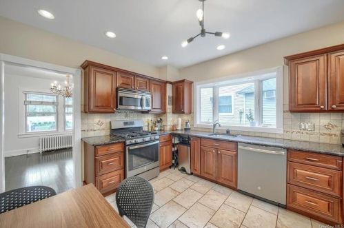 2 Riverside Dr, Airmont NY  10901-5703 exterior