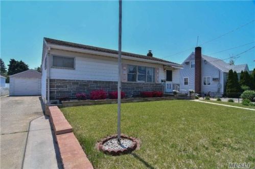 115 Maple Ave, Bethpage, NY 11714-2109