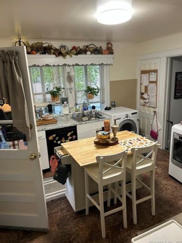 72 Carroll St, Stamford, CT 06907-1707