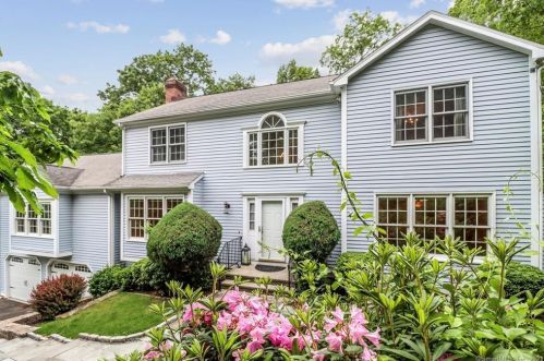 17 Indian Ledge Dr, Bridgeport, CT 06611-1454