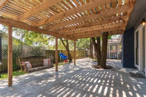 9626 Braeburn Gln, Austin TX 78729-2710 exterior