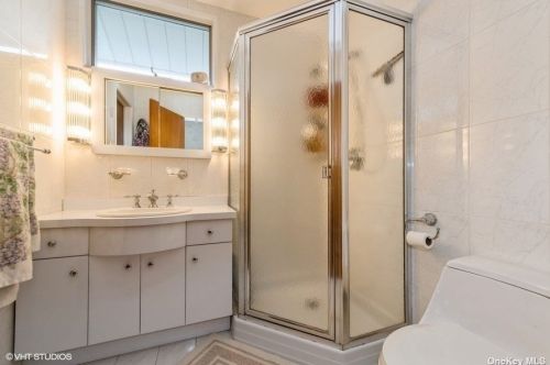 76 Shelbourne Ln, New Hyde Park NY  11040-1044 exterior