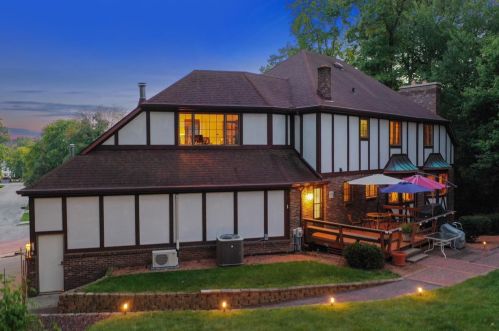 2050 Wintergreen Ct, Green Bay, WI 54304-1946