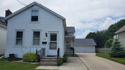 1328 17th St, Manitowoc, WI 54220-5618