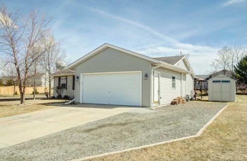 302 Crestview Ln, Lake Mills, WI 53551-1956
