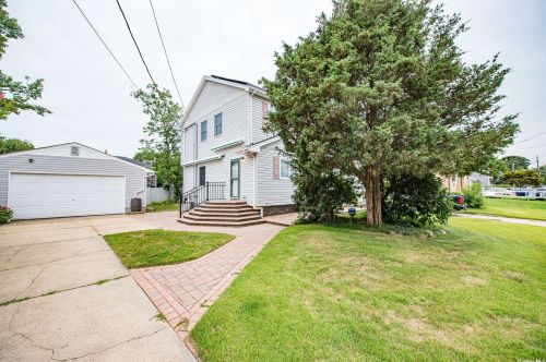 774 Franklyn Ave, Bohemia, NY 11716-4402