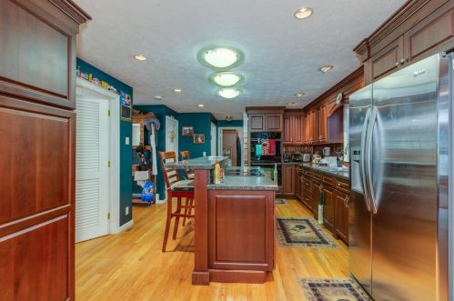 4 Rockwood Ln, Londonderry NH  03053-6104 exterior